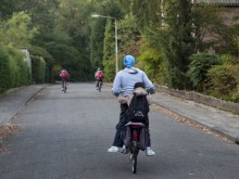 Hamida brengt haar drie oudste kinderen naar de Wiekslag, AZC Amersfoort.