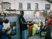 Charles Lamptey op straat in Bukom.